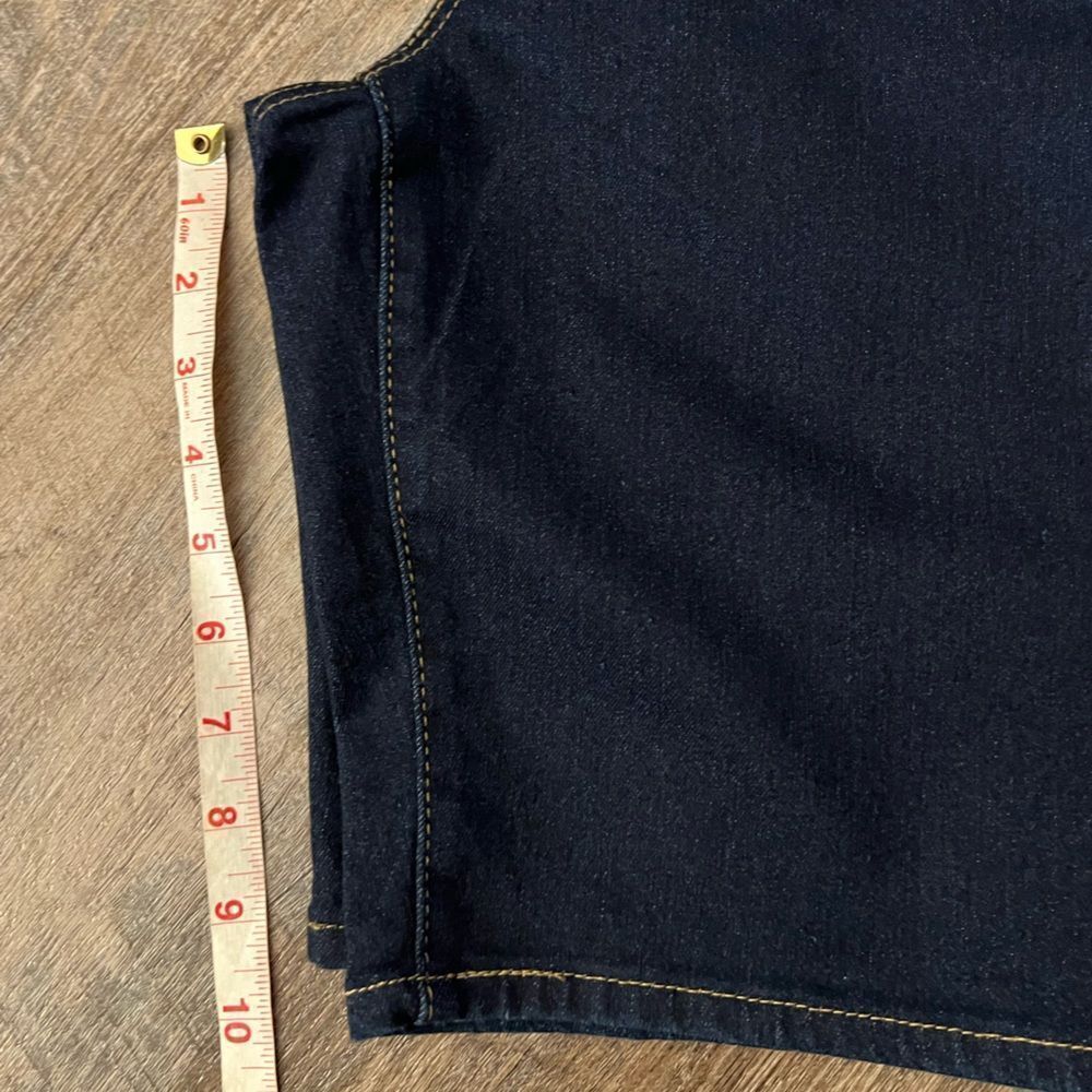 Levi's Shaping Bermuda Shorts- Size 29 - Picture 8 of 9